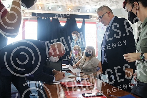 Public opening of bids for the purchase of BIP brewery.Javno otvaranje ponuda za kupovinu pivare BIP.