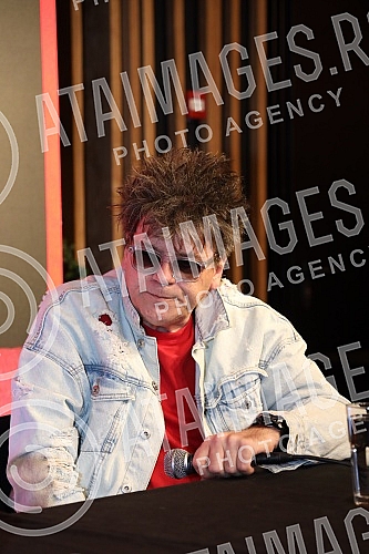 A press conference on the occasion of the announced second concert of the Red Apple group on April 15 in Kombank Hall was held at the Lisbon Club in Kombank Hall.Konferencija za medije povodom najavljenog drugog koncerta grupe Crvena jabuka  15. a