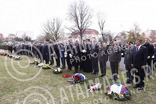 By laying wreaths at the Commonwealth Cemetery, the British Embassy in Serbia marked World War I Armistice Day, and the ceremony was led by British Ambassador Sian MacLeod. Polaganjem venaca na groblju Komonvelta, ambasada Velike Britanije u Srbiji