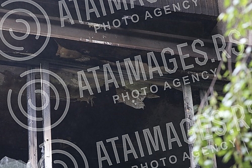 In Zemun settlement Galenika, apartment in a building in the street Joseph Sener number 18 burnt and found the lifeless body of a female person. U zemunskom naselju Galenika  izgoreo je stan u zgradi u ulici Josipa Senera broj 18,  a pronadjeno je b