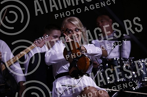 A humanitarian concert of folk and pop music to help the victims of the fire in Karaburma was held at the Karaburma Shopping Center.Humanitarni koncert narodne i pop muzike za pomoc nastradalima u pozaru na Karaburmi odrzan je u Shoping centru Kara