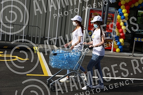 Lidl Serbia has opened a new store in Belgrade, in Karaburma, which is the 51st store of this chain in Serbia.
Lidl Srbija otvorio je novu prodavnicu u Beogradu, na Karaburmi, koja cini 51. prodajni objekat ovog lanca u Srbiji. Lidl Serbia has opened a new store in Belgrade, in Karaburma, which is the 51st store of this chain in Serbia.
Lidl Srbija otvorio je novu prodavnicu u Beogradu, na Karaburmi, koja cini 51. prodajni objekat ovog lanca u Srbiji.
