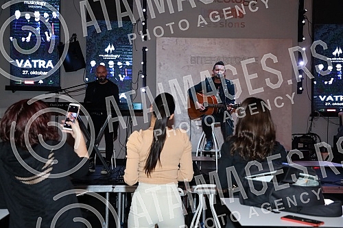 The intimate acoustic concert of the group Vatra was held in BitefArtCafe, and the reason for the same was the new song and upcoming concerts in Belgrade and Novi Sad.Intimni akusticni koncert grupe Vatra odrzan je u BitefArtCafeu,a povod za isti s