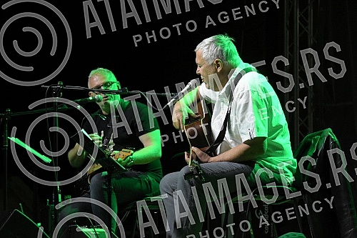 Singer Zoran Predin held a promotion of the book - Mongolian stains in the courtyard of the University and then a songwriting concert.Pevac Zoran Predin odrzao je promociju knjige - Mongolske mrlje u dvoristu Univerziteta a zatim i kantautorski konc