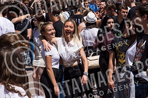 raduates of nis secondary vocational schools and grammar schoolsdanced the traditional Prom at the King of Milan Square at noon to the sounds of waltzes, which symbolically ended their schooling.Maturanti niskih srednjih strucnih skola i gimnazija 