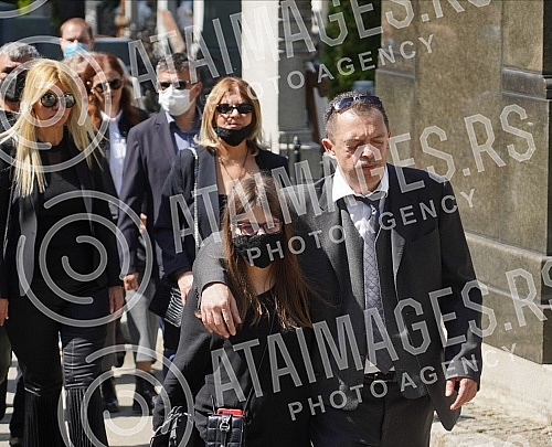 One of the greatest Serbian and Yugoslav singers of popular music, Djordje Marjanovic, was buried in the Alley of Merited Citizens at the New Cemetery.Jedan od najvecih srpskih i jugoslovenskih pevaca zabavne muzike Djordja Marjanovica sahranjen je