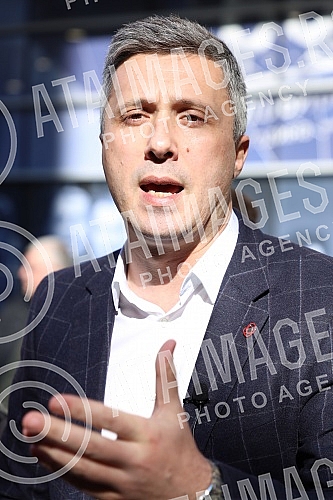 President of the Serbian movement Dveri Bosko Obradovic and environmental activist prof. Dr. Dusko Kuzovic, held a press conference in front of the building of the Radio Television of Serbia, with the topic: 