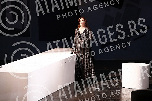 The play In the Agony of Miroslav Krleza, directed by Ivica Buljan at the Croatian National Theater in Zagreb, was performed on the stage of Ljubo Tadic of the Yugoslav Drama Theater.Na sceni Ljuba Tadic Jugoslovenskog dramskog pozorista izvedena j