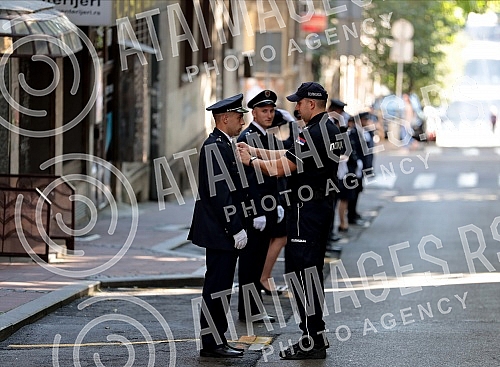 As part of the celebration of Interior Ministry Day and Police Day, a police delegation laid a wreath at the Cukur Fountain, which is of historical importance to the Serbian police, since it clashed with the Turkish army for the first time.
U sklop As part of the celebration of Interior Ministry Day and Police Day, a police delegation laid a wreath at the Cukur Fountain, which is of historical importance to the Serbian police, since it clashed with the Turkish army for the first time.
U sklop