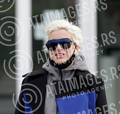 Television presenter Dusica Jakovljevic released from the clinic where she underwent surgery - breast augmentation.Televizijska voditeljka Dusica Jakovljevic izlazi iz klinike gde se podvrgla operaciji - povecanje grudi.