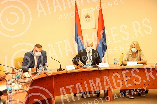 A meeting between the presidents of all parliamentary parties based in Republika Srpska, convened by Republika Srpska National Assembly Speaker Nedeljko Cubrilovic, has begun in Banja Luka on the latest decision by outgoing High Representative Valent