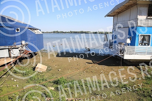 Low water level on the Danube River.Nizak vodostaj na reci Dunav.
