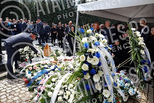  One of the best football players and coaches in Bosnia and Herzegovina ever Ivica Osim was buried in the Alley of the Greats at the Bare City Cemetery in Sarajevo.Jedan od najboljih fudbalera i trenera Bosne i Hercegovine ikada Ivica Osim sahranje