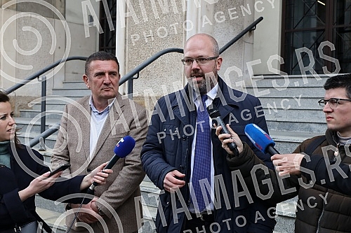 The Ajmo ljudi coalition organized a press conference in front of the Administrative Court on the occasion of the violation of the law by the GIK, which did not decide on the complaints within the legal deadline.Koalicija Ajmo ljudi je organizovala