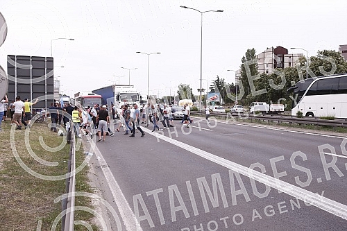 Fiat workers ended the protest and blockade of the highway near the Sava Center shortly after 6 pm, after the agreement that the President of the Republic of Serbia, Aleksandar Vucic, would receive them on Saturday, at 9 am.
Radnici Fijata zavrsili Fiat workers ended the protest and blockade of the highway near the Sava Center shortly after 6 pm, after the agreement that the President of the Republic of Serbia, Aleksandar Vucic, would receive them on Saturday, at 9 am.
Radnici Fijata zavrsili