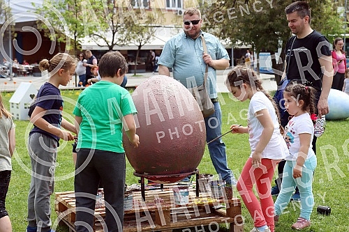 Toddlers painted eggs in Petar Kocic Park.
Malisani farbali jaja u Parku Petar Kocic. Toddlers painted eggs in Petar Kocic Park.
Malisani farbali jaja u Parku Petar Kocic.
