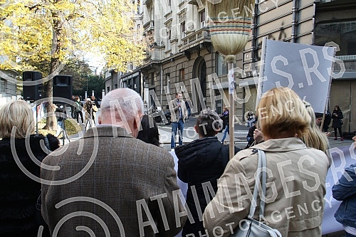 Aunties, janitors and other technical staff protested over having to pay court costs for the cases they lost.
Tetkice, domari i drugo tehnicko osoblje protestvovali su zbog obaveze da plate sudske troskove za sporove koje su izgubili. Aunties, janitors and other technical staff protested over having to pay court costs for the cases they lost.
Tetkice, domari i drugo tehnicko osoblje protestvovali su zbog obaveze da plate sudske troskove za sporove koje su izgubili.