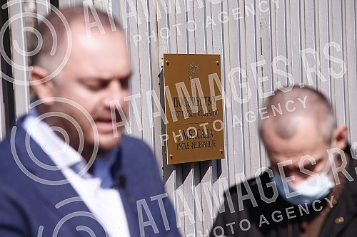 The president and vice-president of the Serbian movement Dveri, Bosko Obradovic and Ivan Kostic, held a press conference in front of the Embassy of the Russian Federation, condemning Vucic's decision to support a resolution against Russia.Predsedni