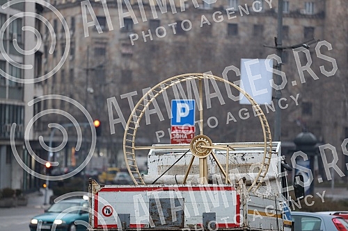 Street artist and architect Andrej Josifovski, better known as the Pianist, set up a new, unusual installation in front of the National Assembly of Serbia as part of the 