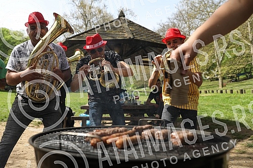Citizens celebrate May 1, International Labor Day, on Kostunajka, and there are also trumpeters.Gradjani proslavljaju 1. maj, medjunarodni dana rada, na Kostunajku, a tu su i trubaci.