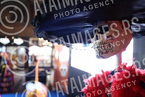The Embassy of Mexico in Serbia and the Cervantes Institute in Belgrade mark the famous Mexican holiday Day of the Dead with a big celebration and presentation of the traditional altar of the dead.Ambasada Meksika u Srbiji i Institut Servantes u Be