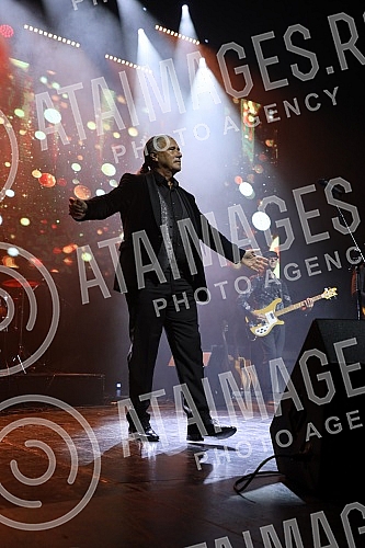 The famous Split tenor Goran Karan, after two big successful concerts in the Serbian capital in 2018 and 2019, returned to the Big Stage of the mts Dvorana.Proslavljeni splitski tenor Goran Karan, nakon dva velika uspesna koncerta u srpskoj preston