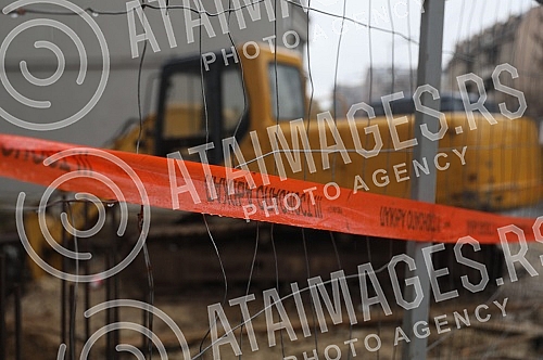 According to the order of the construction inspection, the construction site in Juzni boulevard 94, where, according to the foreigners of the surrounding buildings, the ground started collapsing last night, was closed, the water from the foundation p