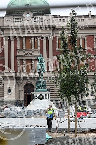 As part of the reconstruction of the Republic Square, the phase of planting new trees is in progress.
U sklopu rekonstrukcije Trga republike, u toku je faza sadjenja novih stabala. As part of the reconstruction of the Republic Square, the phase of planting new trees is in progress.
U sklopu rekonstrukcije Trga republike, u toku je faza sadjenja novih stabala.