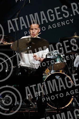 A concert in honor of the legendary drummer Dragoljub Djuricic, the man with the biggest smile on the domestic music scene, was held at the Atelier 212 theater.Koncert u cast legendarnog bubnjara Dragoljuba Djuricica, coveka sa najvecim osmehom na 