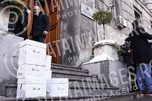 A press conference was held in front of the Government of Serbia on the action Kreni Promeni on the occasion of submitting a petition with 290,000 signatures, which would prevent the exploitation of lithium in Serbia. Ispred Vlade Srbije odrzana je