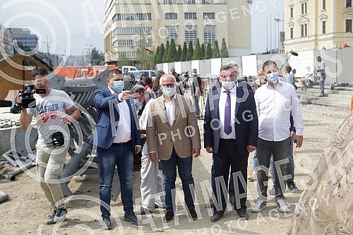 Setting up of he monument to Stefan Nemanja on the plateau of Sava Square has begun. Pocelo postavljanje spomenika Stefanu Nemanji na platou Savskog trga.