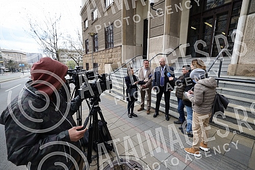 The Ajmo ljudi coalition organized a press conference in front of the Administrative Court on the occasion of the violation of the law by the GIK, which did not decide on the complaints within the legal deadline.Koalicija Ajmo ljudi je organizovala