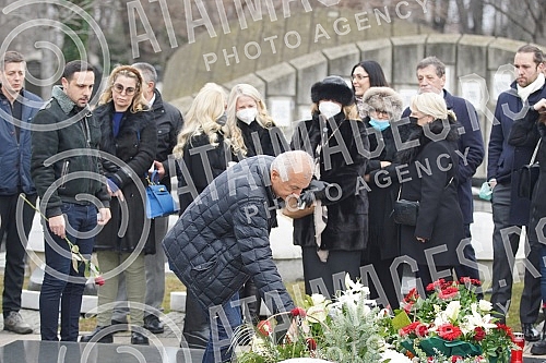 A memorial service on the occasion of the 40th day since the death of Milutin Mrkonjic was held at the New Cemetery.
Pomen povodom 40 dana od smrti Milutina Mrkonjica odrzan je na Novom groblju. A memorial service on the occasion of the 40th day since the death of Milutin Mrkonjic was held at the New Cemetery.
Pomen povodom 40 dana od smrti Milutina Mrkonjica odrzan je na Novom groblju.