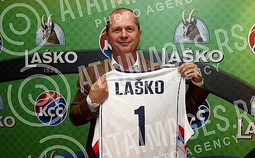 Signing of the sponsorship agreement between the Basketball Association of Serbia and the Lasko brewery.Potpisivanje sponzorskog ugovora izmedju Kosarkaskog saveza Srbije i pivare Lasko.