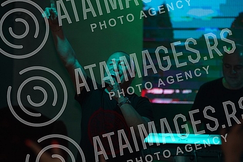 Performance of Radisa Trajkovic - Djani held on raft Na vodi kafana.Nastup Radise Trajkovic - Djani na splavu Na vodi kafana.