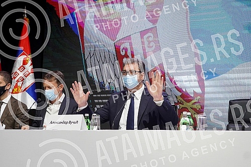 The Serbian Progressive Party is holding a session of the Main Board in Kombank Hall, at which it will be discussed about the united with the party of Aleksandar Sapic, the Serbian Patriotic Alliance, but also the problems within the party.Srpska n