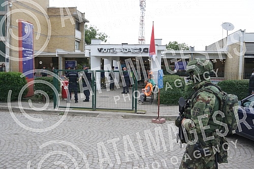 Units of the Serbian Army took over the security of the reception center in Adasevci, which is located on the Belgrade-Zagreb highway, in order to protect the safety of the citizens of Shida from migrants.