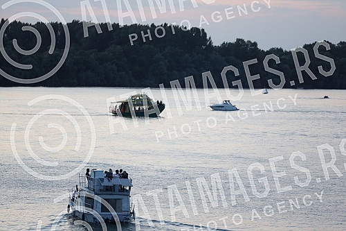 View of Belgrade and the coast by the river SavaPogled na Beograd i obalu sa reke Save