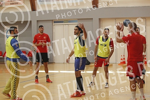 The handball players of Crvena zvezda Grundfos are preparing in Ub, where in the coming days they will play a friendly match against the hosts Ub.Rukometasi Crvene zvezde Grundfos su na pripremama u Ubu, gde ce u narednim danima odigrati jednu prij