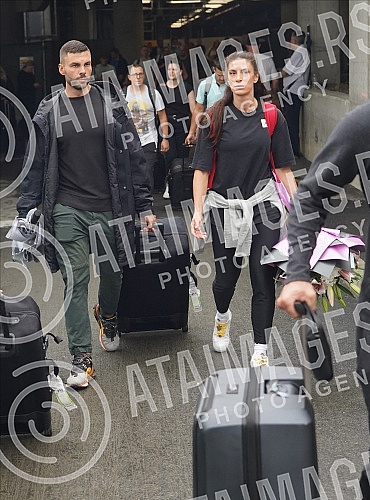 European long jump champion Ivana Vuleta arrived in Belgrade.
Evropska sampionka u disciplini skok u dalj Ivana Vuleta stigla je u Beograd. European long jump champion Ivana Vuleta arrived in Belgrade.
Evropska sampionka u disciplini skok u dalj Ivana Vuleta stigla je u Beograd.