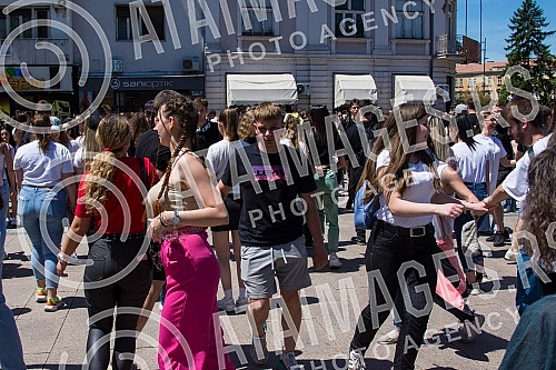 raduates of nis secondary vocational schools and grammar schoolsdanced the traditional Prom at the King of Milan Square at noon to the sounds of waltzes, which symbolically ended their schooling.Maturanti niskih srednjih strucnih skola i gimnazija 