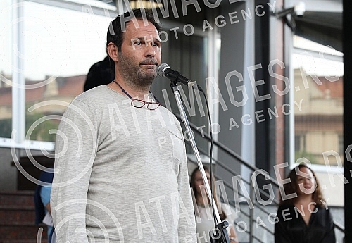 In front of the Ministry of education, celebrities read poetry by Desanka Maksimovic.Ispred Ministarstva prosvete poznate licnosti citale su poeziju Desanke Maksimovic.