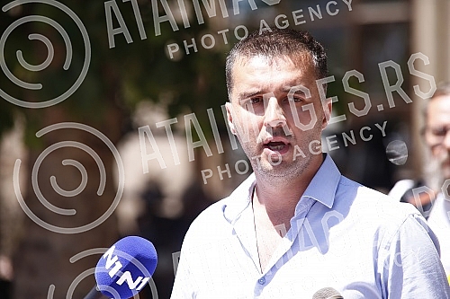 The Kreni-promeni movement and the Association for the Protection of Constitutionality and Legality organized a performance and a press conference in front of REM on the occasion of petitions to take away the frequency from Happy and Pink televisions