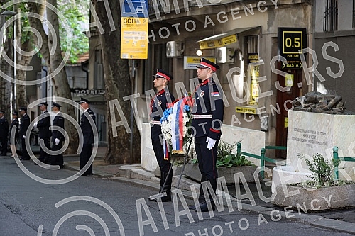 As part of the celebration of Interior Ministry Day and Police Day, a police delegation laid a wreath at the Cukur Fountain, which is of historical importance to the Serbian police, since it clashed with the Turkish army for the first time. U sklop