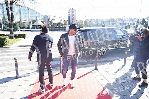 In front of Hall 5 of the Belgrade Fair, a media conference was held where the spectacular reception of 2023 with Aco Pejovic was announced.Ispred hale 5 Beogradskog sajma odrzana je konferencija za medije na kojoj je najavljen spektakularni docek 