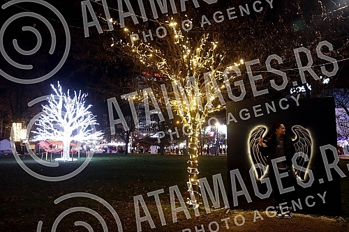 The Banja Luka Winter 2021/2022 event is being held in Petar Kocic Park, and over 100,000 lamps and lanterns have lit up Banja Luka this winter.Manifestacija Banjalucka zima 2021/2022 odrzava se u parku Petar Kocic, a Banjaluku je ove zime osvetlelo 
