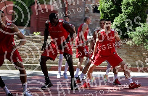 Red Star basketball players are returning to rhythm during training after a two-month break due to coronavirus pandemic. Kosarkasi Crvene zvezde se na treningu vracaju  u ritam posle dvomesecne pauze zbog pandemije korona virusa.