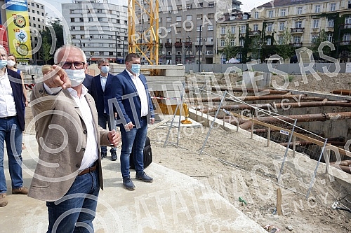 Setting up of he monument to Stefan Nemanja on the plateau of Sava Square has begun. Pocelo postavljanje spomenika Stefanu Nemanji na platou Savskog trga.