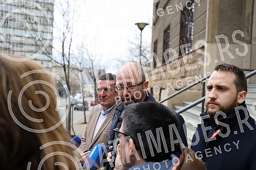 The Ajmo ljudi coalition organized a press conference in front of the Administrative Court on the occasion of the violation of the law by the GIK, which did not decide on the complaints within the legal deadline.Koalicija Ajmo ljudi je organizovala