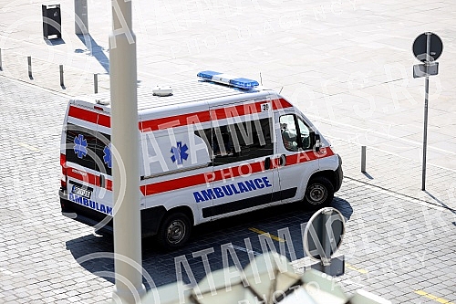 An elderly man fell ill on Republic Square, and the ambulance team went out on the field at the invitation of concerned citizens.Starijem coveku je pozlilo na Trgu republike, a ekipa Hitne pomoci izasla je na teren na poziv zabrinutih gradjana.